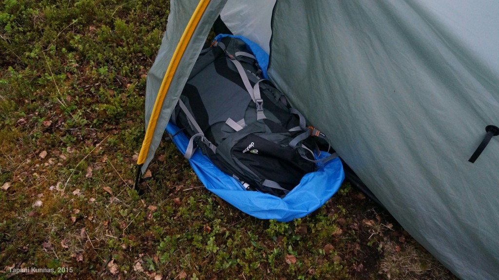 Rinkka mahtuu mukavasti sateensuojaan Tarptent Moment DW:n sisä- ja ulkoteltan väliseen tilaan.