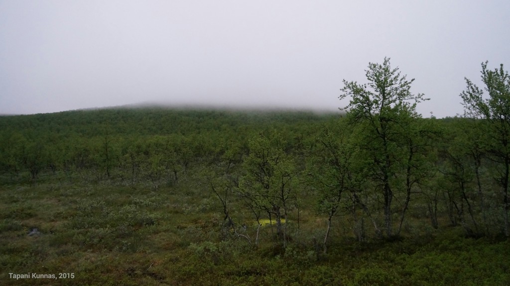 Tuuli vyöryttää sadepilviä pitkin Meađđenvárrin rinnettä.