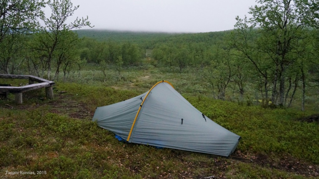 Ensimmäiseksi yöksi teltalle löytyi juuri sopiva paikka kodan ja nuotiopaikan väliseltä polulta.