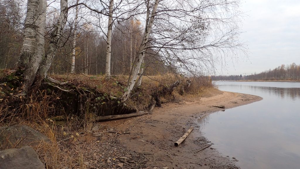 Normaalisti tämä kapea hiekkakaistale on veden alla eikä vesirajassa ole sen kummemmin nähtävää.