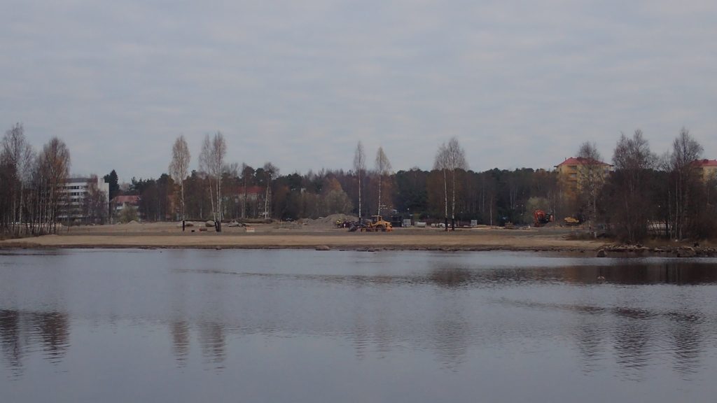 Kuusisaaren rantaa rakennetaan uusiksi. Matala vesi helpottanee vesirajassa tehtäviä töitä.