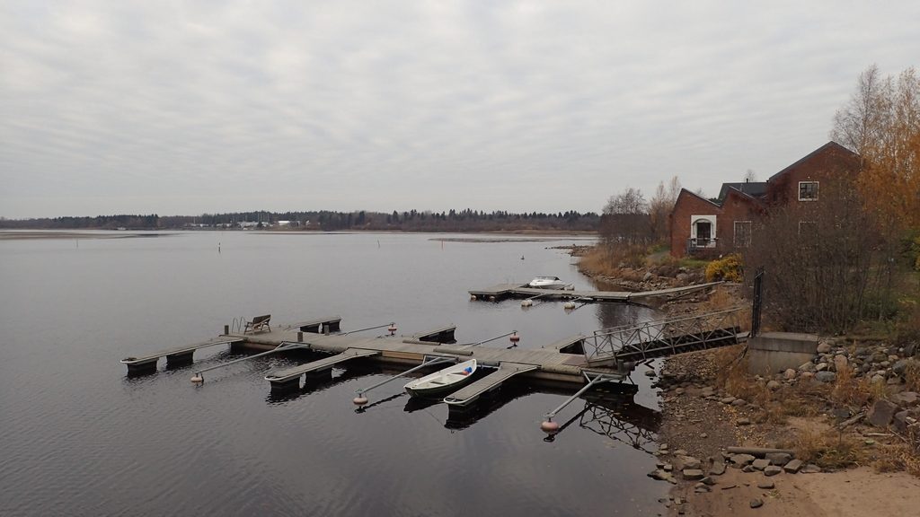 Meriveden korkeus voi Oulussa olla mitä tahansa -120 ja +170 cm väliltä. Näissä olosuhteissa on hyvä, jos laituri on rakennettu kelluvaksi.