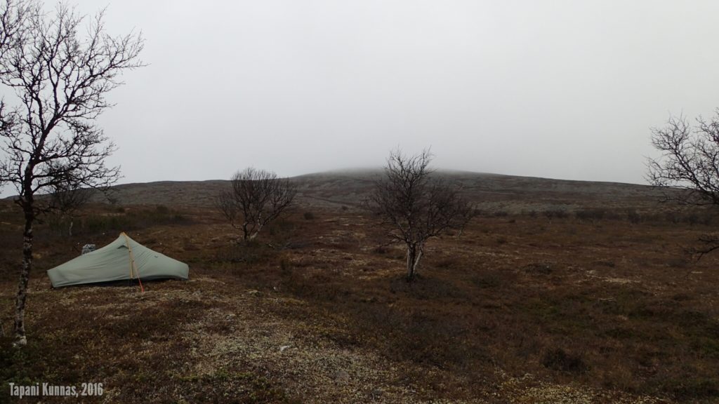 Leirini maanantaiaamuna. Taustalla Láŋká yrittää piilottaa päänsä pilveen.