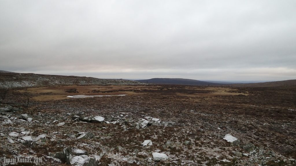 Snoikanjohkan alku. Taustalla Bážasvárri.