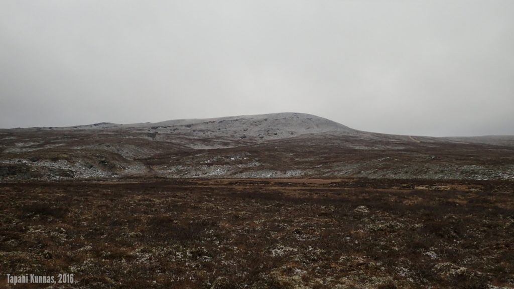 Jatkan matkaa Snoikanjohkan itäpuolitse pohjoista kohti. Kun katson taakseni, näkyy Láŋká kokonaan; pilvet ovat nousseet hetkeksi korkeammalle.