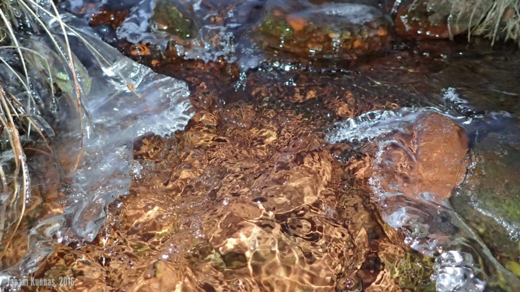 Jälleen yksi otos osittain jäätyneestä purosta.