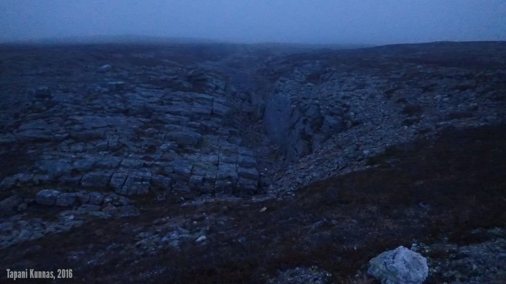 Päivänvalon hiipuessa yritän päästä pilven alapuolelle, mutta en siinä onnistu. Tällaiset rotkot on näin hämärässä jo viisainta kiertää.