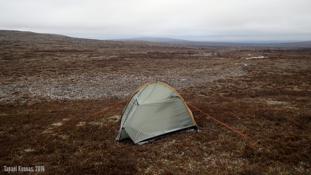 Huurteinen teltta keskiviikkoaamuna.