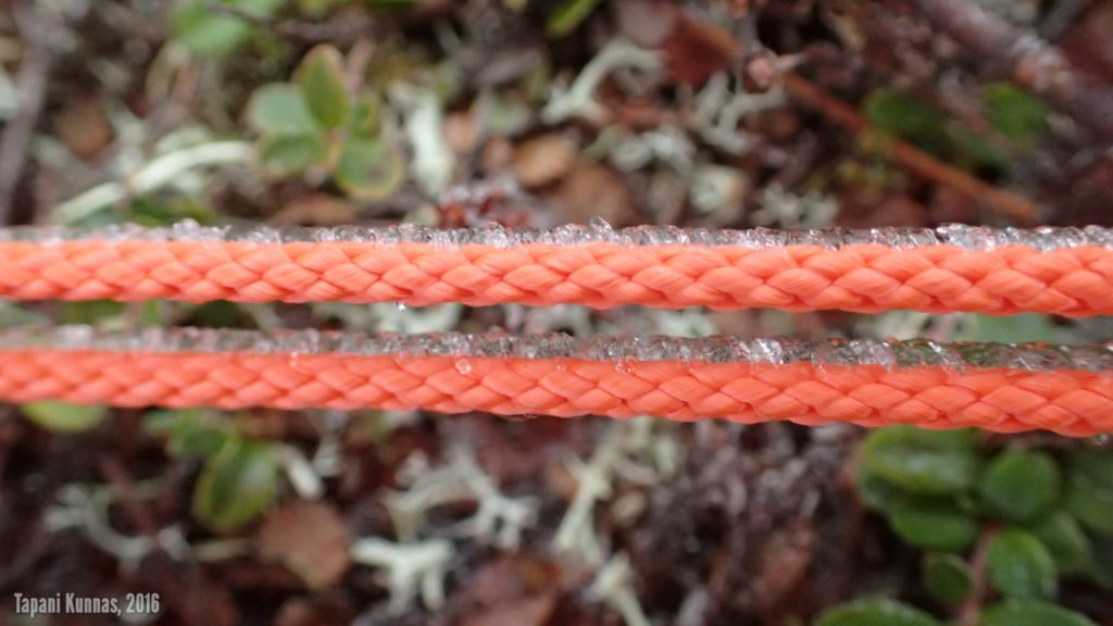 Myös teltan narut ovat toispuoleisesti jäässä. 