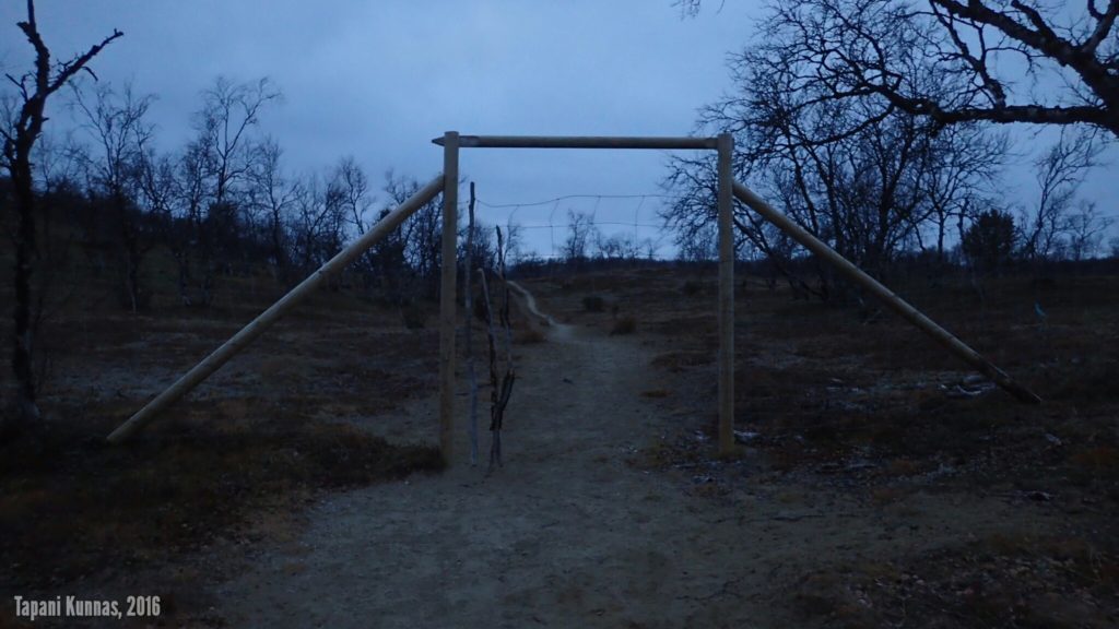 Portti poroaidassa polulla, jota pitkin pääsee Sulaojalta Kevon reitille.