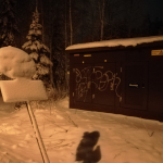Luminen liikennemerkki lisäkilpineen kevyen liikenteen väylän varrella.